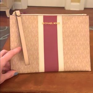 Pre-loved 🎉 Michael Kors JetSet LARGE Travel Zip WRISTLET